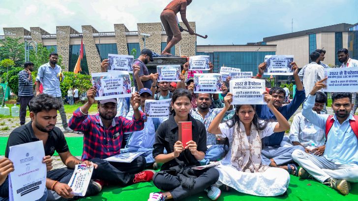 https://salarnews.in/public/uploads/images/newsimages/maannewsimage04082026_165642_Ranchi Protest.jpg